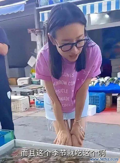 44岁董洁农贸阛阓买菜，一稔通俗戴框架眼镜显黑，素颜五官也耐看