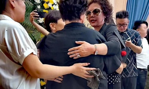 梦真前来悲悼公爹杨少华，看梦真体魄清癯了很多